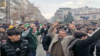 Kayserideki Suriyeliler Esed rejiminin indirilişini kutladı