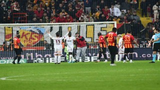 Kayserispor - Galatasaray maçında taraftar sahaya girdi