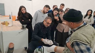 Kendi kurduğu laboratuarda ilk uygulama dersini kendi verdi