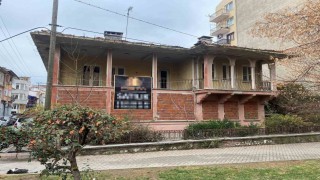 Kent merkezindeki metruk tarihi bina merak konusu oldu