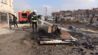 Kira ödemeyen kiracı, tahliye kararıyla evden çıkarılan eşyaları ateşe verdi