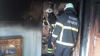 Kırıkhanda yanan ev kullanılmaz hale geldi
