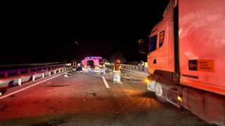 Kırkağaçta işçi servisi tıra çarptı: 1 ölü, 5 yaralı