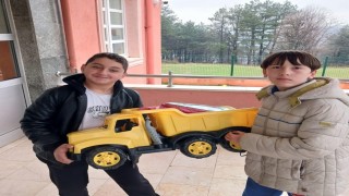 Kırklarelinden Hataydaki depremzede öğrencilere oyuncak gönderildi