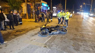 Kırmızı ışıkta geçen otomobil motosiklete çarptı: 1 yaralı