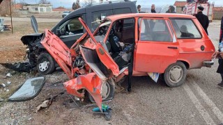 Kırşehirde otomobil hafif ticari araçla çarpıştı: 1i ağır 3 yaralı