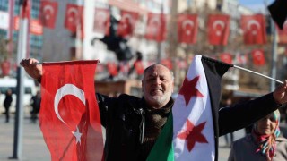 Kırşehirdeki Suriyeliler, tarihi meydanda lokum dağıttı