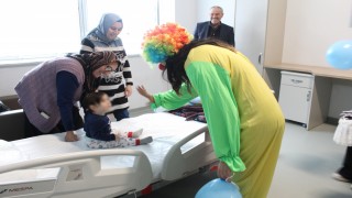 Kız yurdu öğrencilerinden hastanede yatan çocuklara moral ziyareti