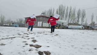 Kızılay Ağrı Şubesi, gıda kolilerini ihtiyaç sahiplerine ulaştırmaya devam ediyor