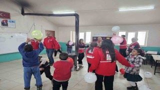 Kızılay gönüllüleri, kar yağışı altında köy çocuklarının yüzünü güldürdü