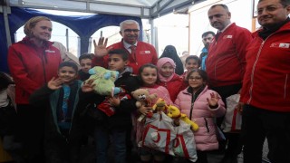 Kızılay ülkelerine dönen Suriyeli çocuklara hediye paketi dağıttı