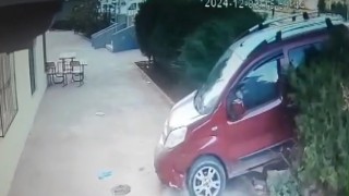 Kontrolden çıkan araç apartman bahçesine daldı