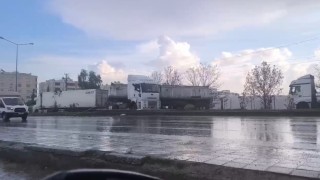 Kontrolden çıkan tır refüje çarptı
