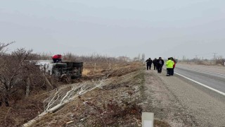 Kontrolden çıkarak devrilen kamyonun sürücüsü yaralandı