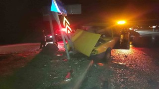 Konyada otomobil trafik levhasına çarptı: 6 yaralı