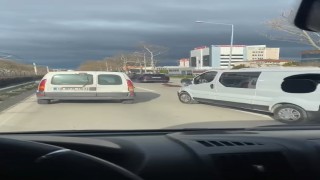 Köpeğin keyfi trafiğe kilitledi