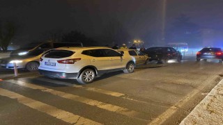 Köprü üzerinde 3 aracın karıştığı zincirleme kaza trafiği kilitledi