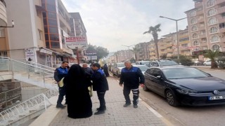 Kucağında bebekle duyguları istismar eden kadın dilenci yakayı ele verdi