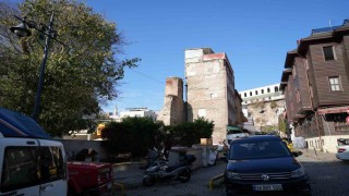 Küçükayasofya Su Terazisinin etrafı binalarla kapatıldı: Bakımsız haldeki tarihi yapı havadan görüntülendi