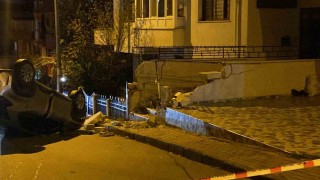Küçükçekmecede kontrolden çıkan araç duvara çarparak takla attı