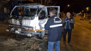Kundaklanan kurtarıcı kamyonet demir yığınına döndü