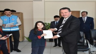 Kuran-ı Kerim dersini seçen ortaokul öğrencilerine hediye