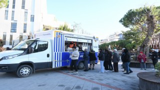 Kuşadası Belediyesinden soğuk havalarda çorba ikramı