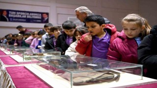 Kuşadasında ‘Çanakkaleden Anadoluya isimli gezici müzeye yoğun ilgi