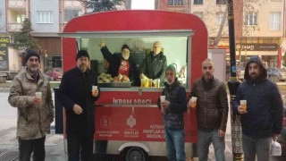 Kütahya Vakıflar Bölge Müdürlüğü çorba ikramı ile vatandaşların gönlünü kazanıyor