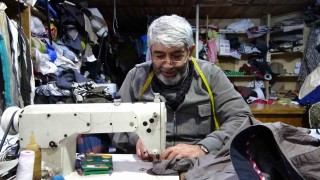 Kütahyada 64 yıldır terzilik yapan Zeki Alhan, mesleğini ilk günkü heyecanla sürdürüyor