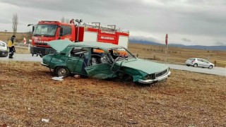 Kütahyada hayvan yüklü kamyonet otomobille çarpıştı: 2 yaralı