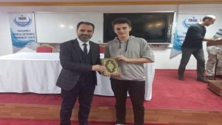 Kütahyada Hediyem Kuran Olsun” projesi kapsamında öğrencilere Kuran-ı Kerim hediye edildi
