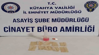 Kütahyada park halindeki araçta uyuşturucu ele geçirildi