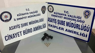 Kütahyada ruhsatsız silah operasyonu, şüpheli kaçmaya çalışırken yakalandı