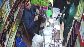 Kuyumcu silahlı soyguncuları kovaladı