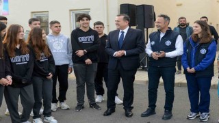 Lise öğrencilerinden Yenişehir Belediyesinin hayvan bakımevine mama bağışı
