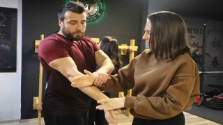 Liseli kız öğrenciler tehlikelere karşı savunma sanatı öğreniyor