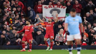 Liverpool, şampiyonluk yarışındaki en büyük rakibini saf dışı bıraktı