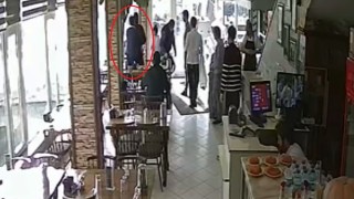 Lokantada boğazına yiyecek kaçan müşteriyi heimlich manevrasıyla garson kurtardı