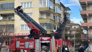 Lüleburgazda apartman dairesi yangını: Panik yaşayan vatandaşlar itfaiye merdivenleriyle indirildi