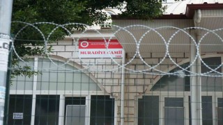 Madde bağımlıları sebebiyle camiye girmeye çekinen cemaat, cami duvarını dikenli telle çevirdi