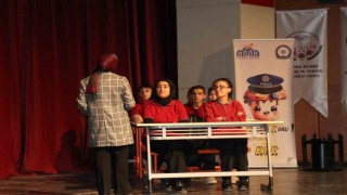 Malatyada Akran zorbalığı ve yanlış sosyal medya kullanımı konulu tiyatro