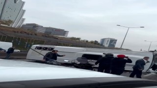 Maltepe E-5 Karayolu Ankara istikametinde seyir halindeki bir minibüs yan yattı. Olay yerine çok sayıda sağlık ve polis ekibi sevk edildi.