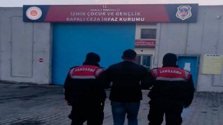 Manisada 22 yıl hapis cezası ile aranan 17 yaşındaki genç tutuklandı