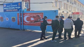 Manisada aranan şahıslar jandarmadan kaçamadı