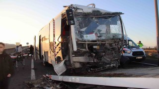 Manisada işçi servisi tıra çarptı: 22 yaralı