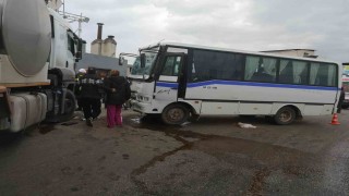 Manisada süt kamyonu ile servis minibüsü çarpıştı: 9 yaralı