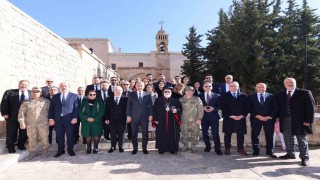 Mardin Valisi Akkoyun, Süryanilerin Doğuş Bayramını kutladı