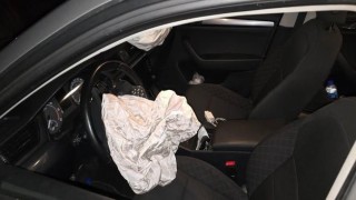 Mardinde bariyerlere çarpan otomobilin sürücüsü yaralandı