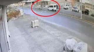 Mardinde minibüsün öğretmene çarptığı anlar güvenlik kamerasına yansıdı